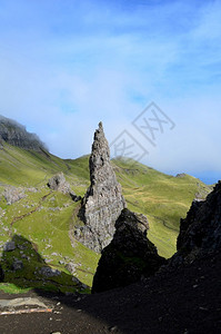 游客苏格兰斯凯岛顶峰岩石的塔巅摄影高清图片