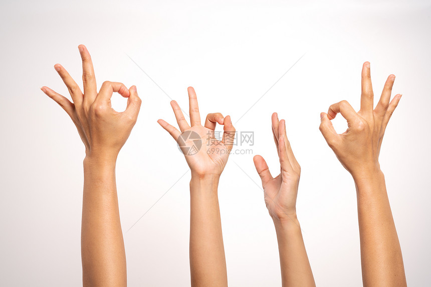 沟通协议妇女手OK势并举在白色背景上打手势妇女并举在白色背景上打手势四动作提高图片
