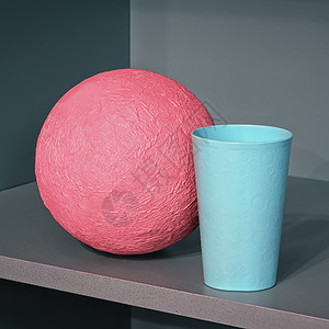 塑料架子角度抽象的玩具Pinkpapiermache球和在架子角的蓝色塑料杯抽象几何设计有空间复制摘要几何组成与圆形设计图片