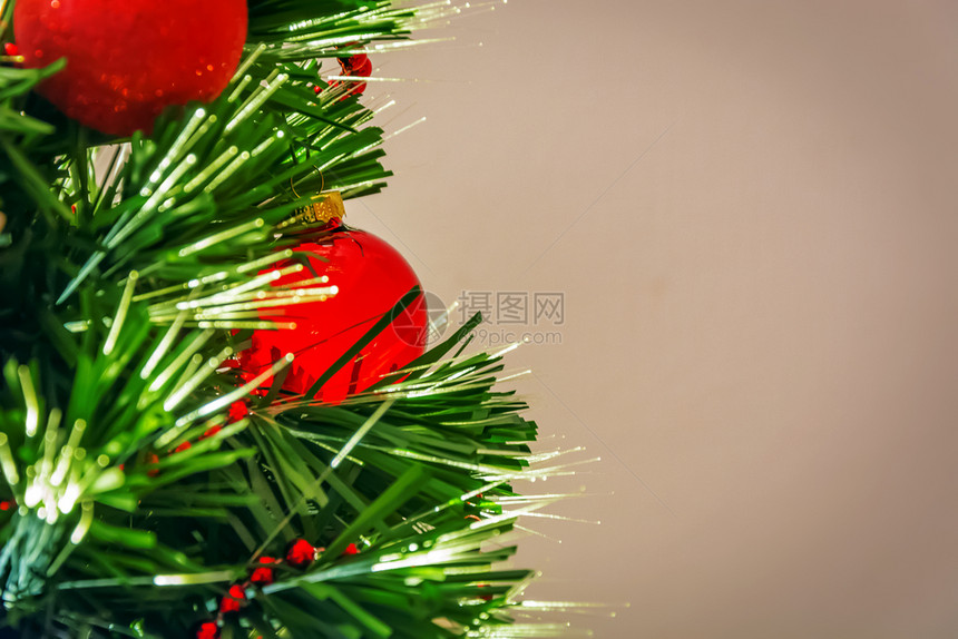绿色圣诞树上装饰红球带灯光的圣诞树假日和期快乐的图片
