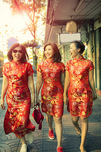 年轻的美丽三名身着传统服装的亚洲女在城市Bangkok泰兰自信心地行走时镇图片