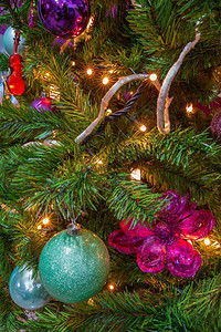 灯紧贴一棵圣诞树以紫色主题装饰有紫和青的物品在眼前火花十二月图片