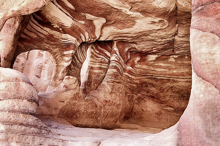 景观展示了约旦那部分地区沙石的美丽红岩纹状地质学家们在约旦北部的岩石中发现了一片美丽的红色岩石条纹干旱背景图片
