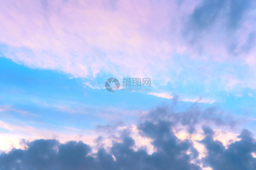 美丽的蓝粉天空图片