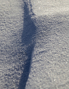 纯度结晶的粮食冬季雪流纹理的侧面风景阳光照亮的雪花和阴凉中图片