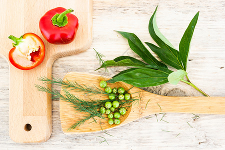 最佳生的木板上胡椒片沙拉烹饪素食菜单健康品绿色图片