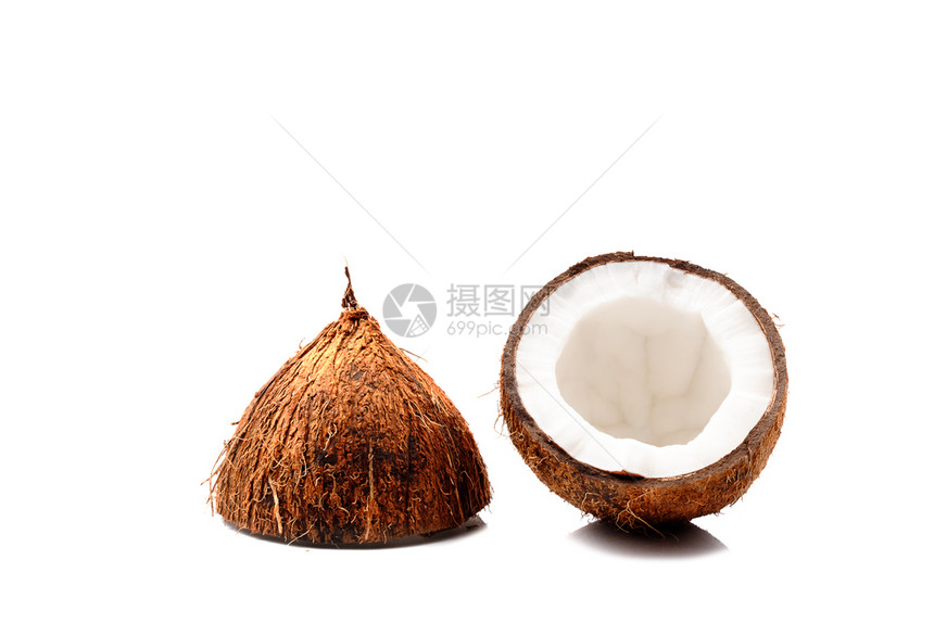 一半的椰子被隔离在白色背景上一半的椰子被隔离在白色背景上维他命难的棕色图片
