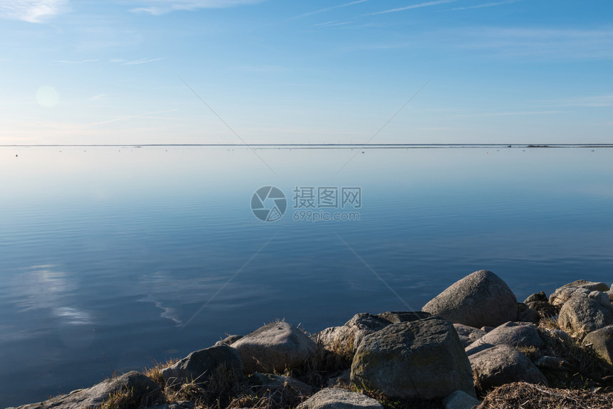 一种自然在波罗的海瑞典群岛奥兰拥有绝对平静的水海岸边岩礁上绝对地图片