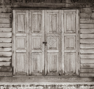 粒状的入口控制板锁着旧木屋的制门图片
