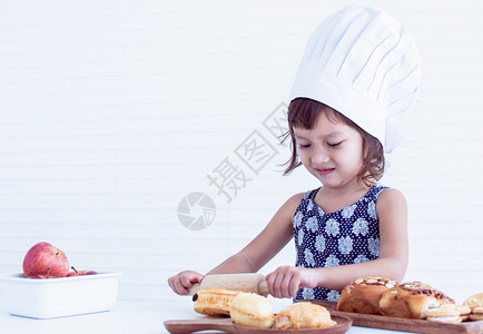 制作面包的小女孩图片
