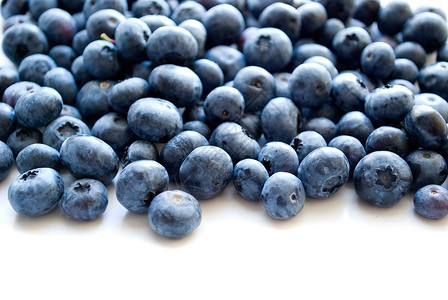 桩有机的食物白色背景上隔离的蓝莓堆积图片
