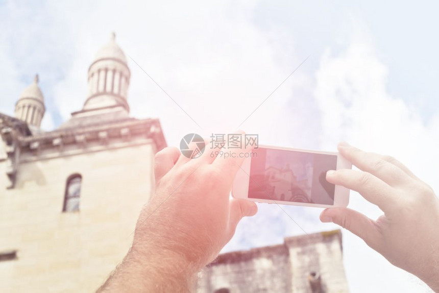 风景游客法国Perigueux照片手持智能电话的旅游者天际线图片