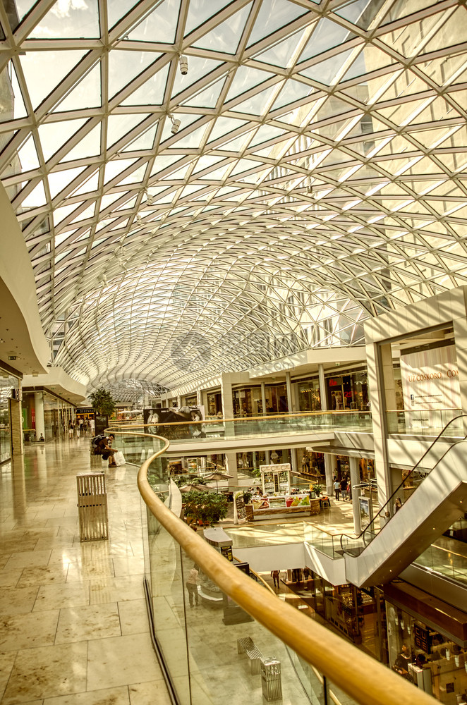 购物中心新的布拉迪斯发有现代化建筑的金融区布拉迪斯发每年吸引10万游客21年7月人们图片