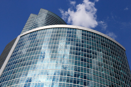 天空对现代办公大楼的向上视图商业蓝色的图片