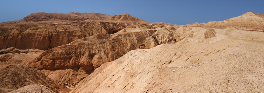 死海山脉附近石化沙漠中的山峡和谷以及石化沙漠中的峡谷侵蚀黄色雕刻图片