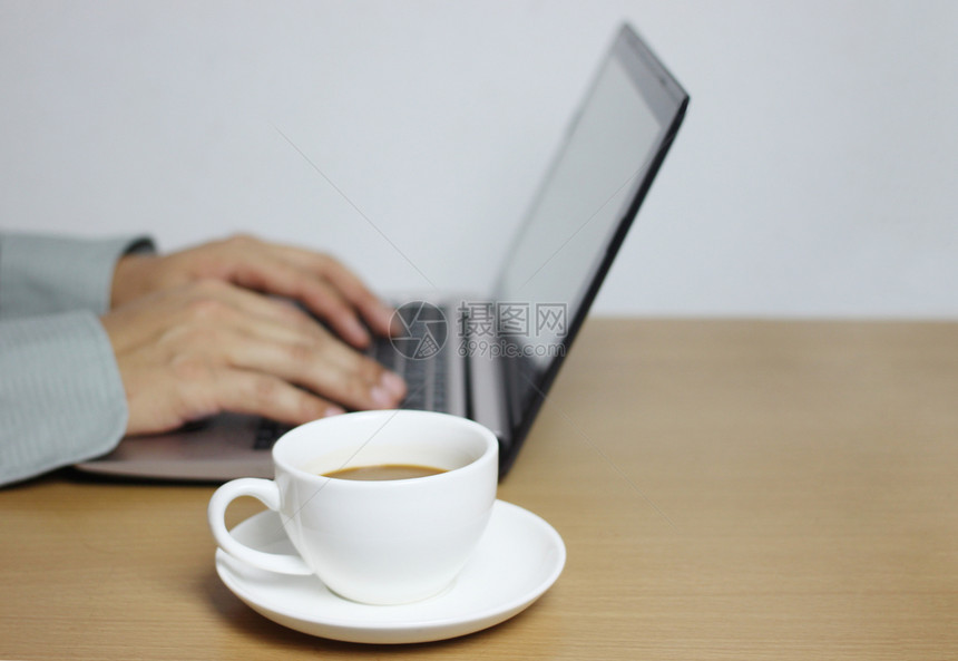 木制的黑色食物白咖啡杯和棕色木地板上的电脑笔记本并复制设计空间在你们的概念中图片
