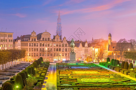 老的城市景观比利时的布鲁塞尔市中心天际日落时图片