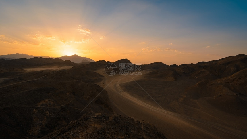 水平的地线日出美丽的地貌阿拉伯石头沙漠埃及日落时山峰图片