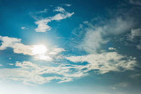 大气层自然有太阳和蓝天空背景的白云活力图片