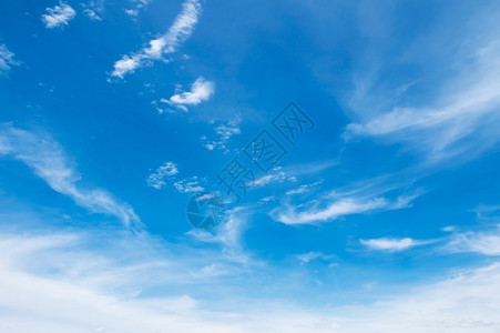 太阳美丽颜色蓝天空背景的白云图片