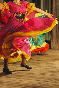 演员种族的在农村俱乐部露地深浅的乡村俱乐部跳舞的蹈女节日图片