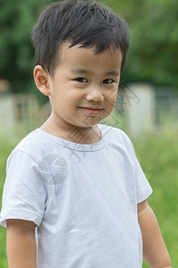 迷人的年轻在户外肖像头拍摄亚洲儿童笑脸看着他们的眼睛与相机接触出生图片