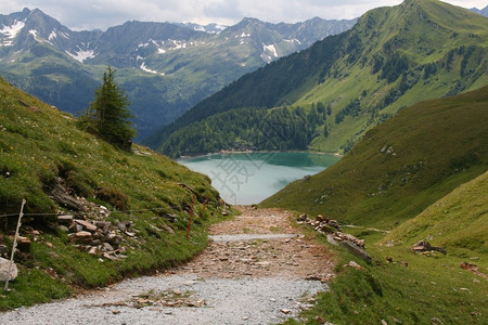 风景优美一条通往瑞士阿尔卑斯山中拉戈里托姆湖的通道小路领导图片