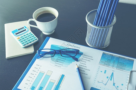 Excel文档投资办公室带有电子表格文档的Excel图表显示信息金融启动概念财务规划使会计数据库报告图表和纸与文具成套商务材料放在屏幕上的图纸背景