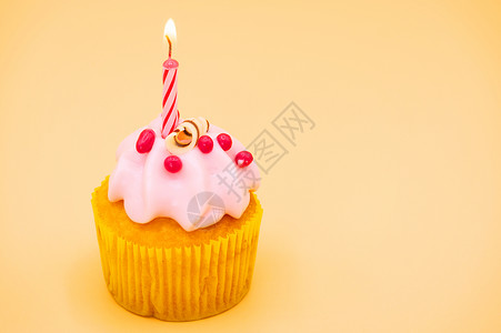 甜的快乐带蜡烛美味生日蛋糕橙色背景带蜡烛的美味生日蛋糕橙色背景水平的图片