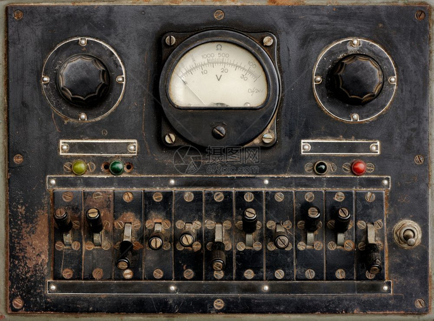 破旧风化控制板使用开关灯指示器标具刻板和拨号的非常古老控制面板其背景和纹理十分陈旧图片