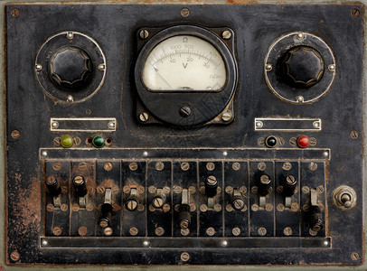 破旧风化控制板使用开关灯指示器标具刻板和拨号的非常古老控制面板其背景和纹理十分陈旧背景图片