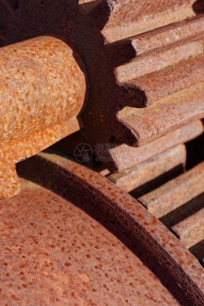 质地机械工厂一对生锈的钢胶轮近镜头工业摘要旧锈制式圆轮图片
