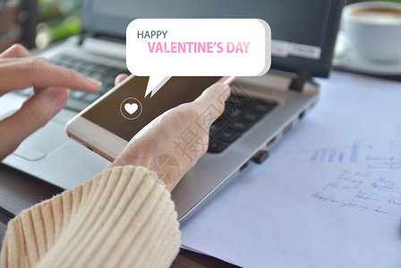 手机使用移动智能电话信息快乐情人节概念爱之信息的妇女在线心图片
