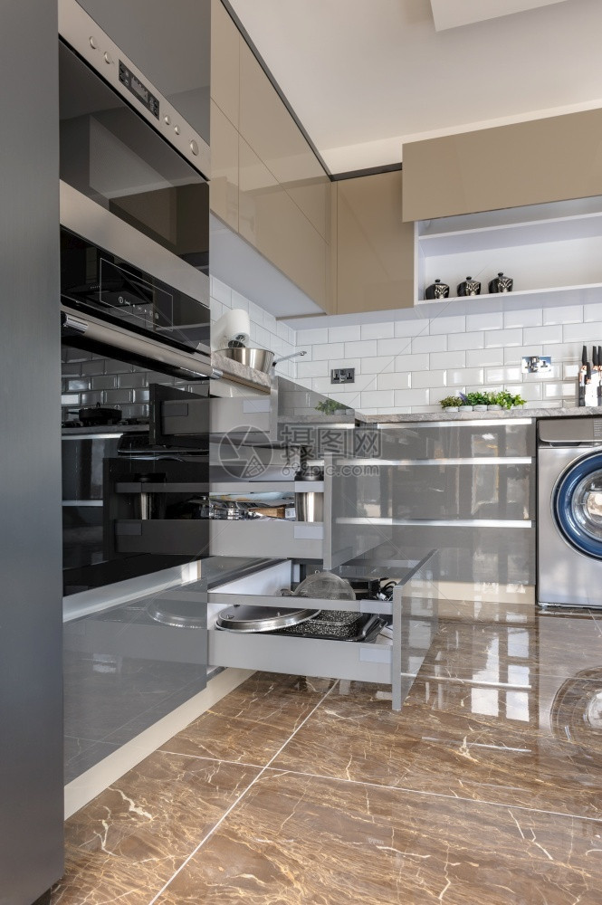 反思内部的垂直设计完善现代灰色米格和白厨房配有大理石瓷砖地板一些抽屉是开放的奢华现代白色米格和灰室内厨房图片