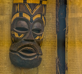 本国的老关闭木墙上传统非洲面具文化及精神装饰品并安在古老的图片