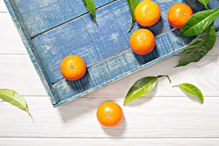 木板上的橘子图片