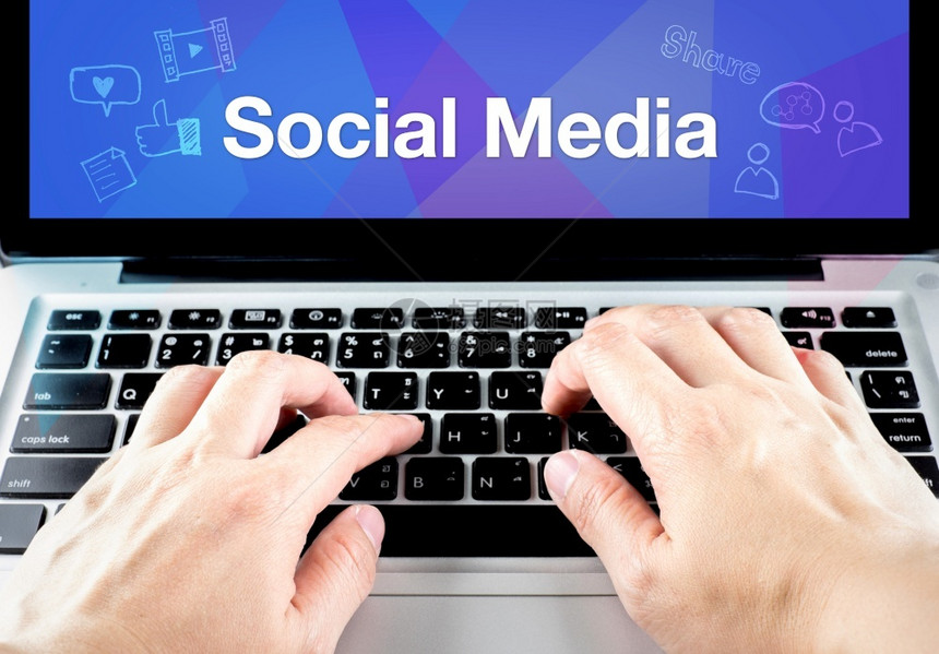 娱乐营销移动的在笔记本电脑上用手键在屏幕上使用社交媒体脸色模糊的蓝背景社会维度概念图片