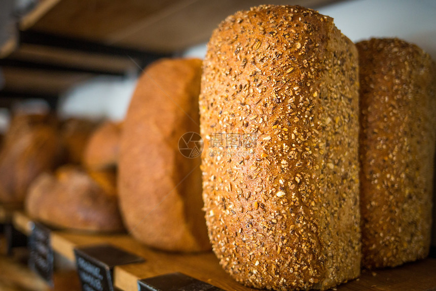 木制的烹饪有机多谷物面包新鲜烘烤在架子上关闭有机多谷物面包新鲜烘烤在架子上有机的图片