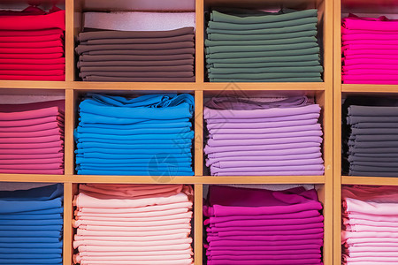 盒子货架有组织的在服装店展示不同颜色服装的木制衣橱服图片