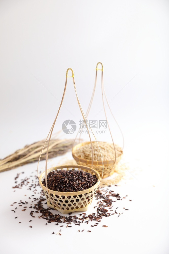传统的紧地在Wicker篮子上种植有机生褐米和稻草大烹饪干燥图片
