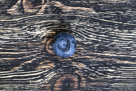 零件坐在木黑桌子上的果汁新鲜蓝莓浆上面是黑莓蓝1号上方的密闭板黑色团体背景图片