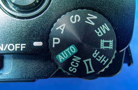优先事项专业模式一个小型黑色紧凑相机上的菜单选择器方向盘的详细视图Name数字的光圈背景