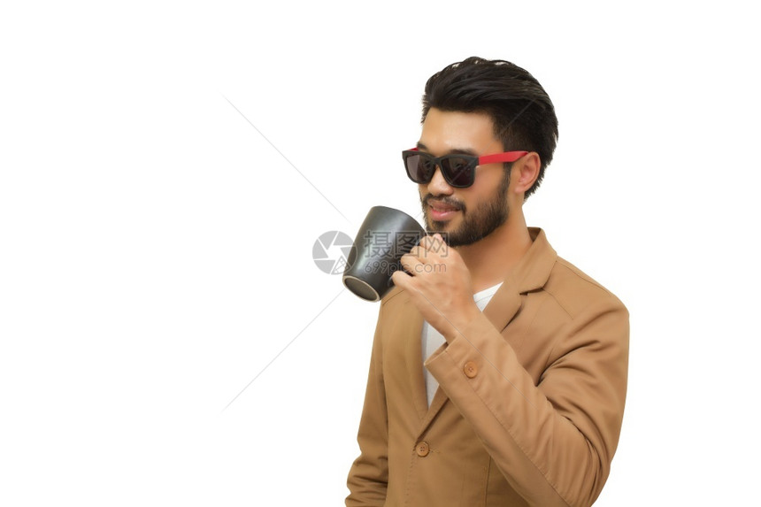 吸引人的一个英俊亚洲青年商人喝着咖啡的肖像白背景孤立无援男人白色的图片