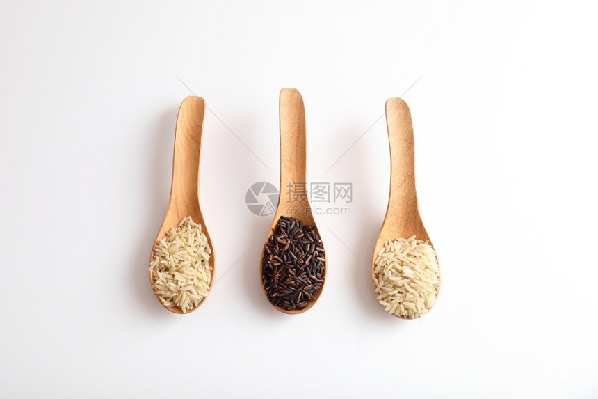 健康小麦乡村有机生棕褐大米和近距离在勺子上煮饭的稻草图片