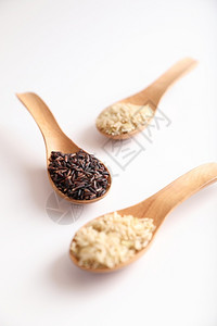 处理木头有机生棕褐大米和近距离在勺子上煮饭的稻草吃图片