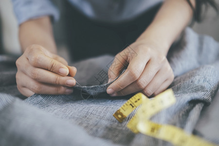 女裁缝剪定制服饰高清图片