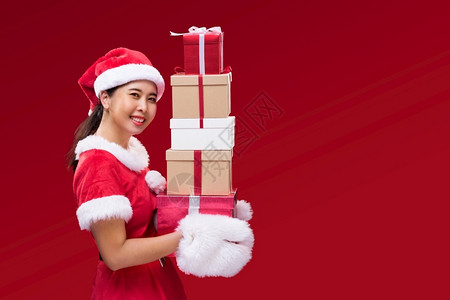 穿着圣诞服拿着礼盒的女孩图片