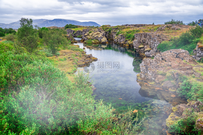 山岩石风景优美冰岛夏季Thingvelllir公园图片