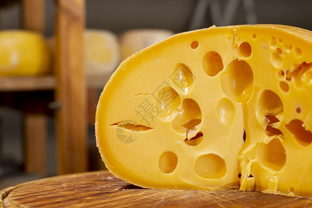 切开的奶酪图片