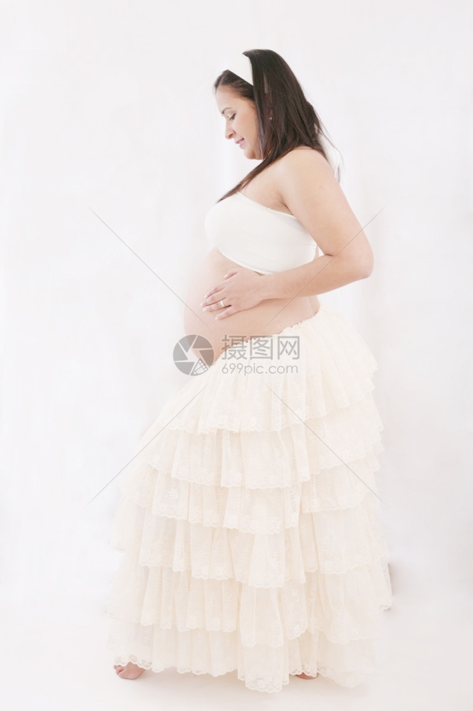 快乐的年轻孕妇卡斯蒂略期待图片